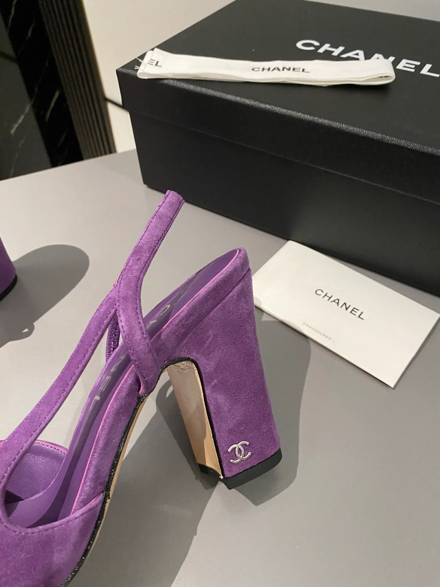 👟👟Ex-factory price 520👟👟 Purchase grade, high-heeled version, Chanel classic slingback sandals. We have been making this model for the past few years. This year, we will re-purchase the version and make a detailed copy again. I found that the upper lines and body comfort of the new version have been slightly adjusted! The brand won't say anything because the overall appearance difference is not big and it doesn't affect wearing. All colors now produced are produced according to the latest styles! What you buy is the latest classic model from the counter, made of imported mixed sheepskin surface material, imported mixed sheepskin, and Italian imported cowhide leather soles! High heels 9.5cm Size: 35-39 Other sizes can be customized (customized sizes 34, 40, 41, 42, 43 are non-refundable and non-exchangeable)